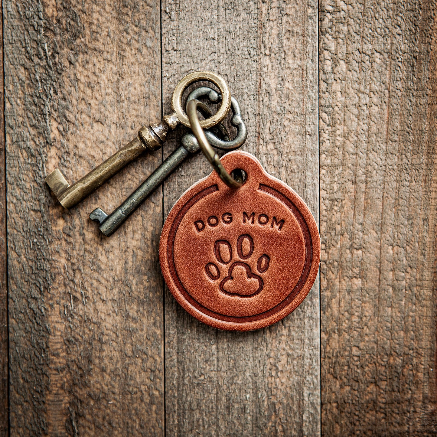 Dog Mom Paw Print Leather Keychain Circle Style
