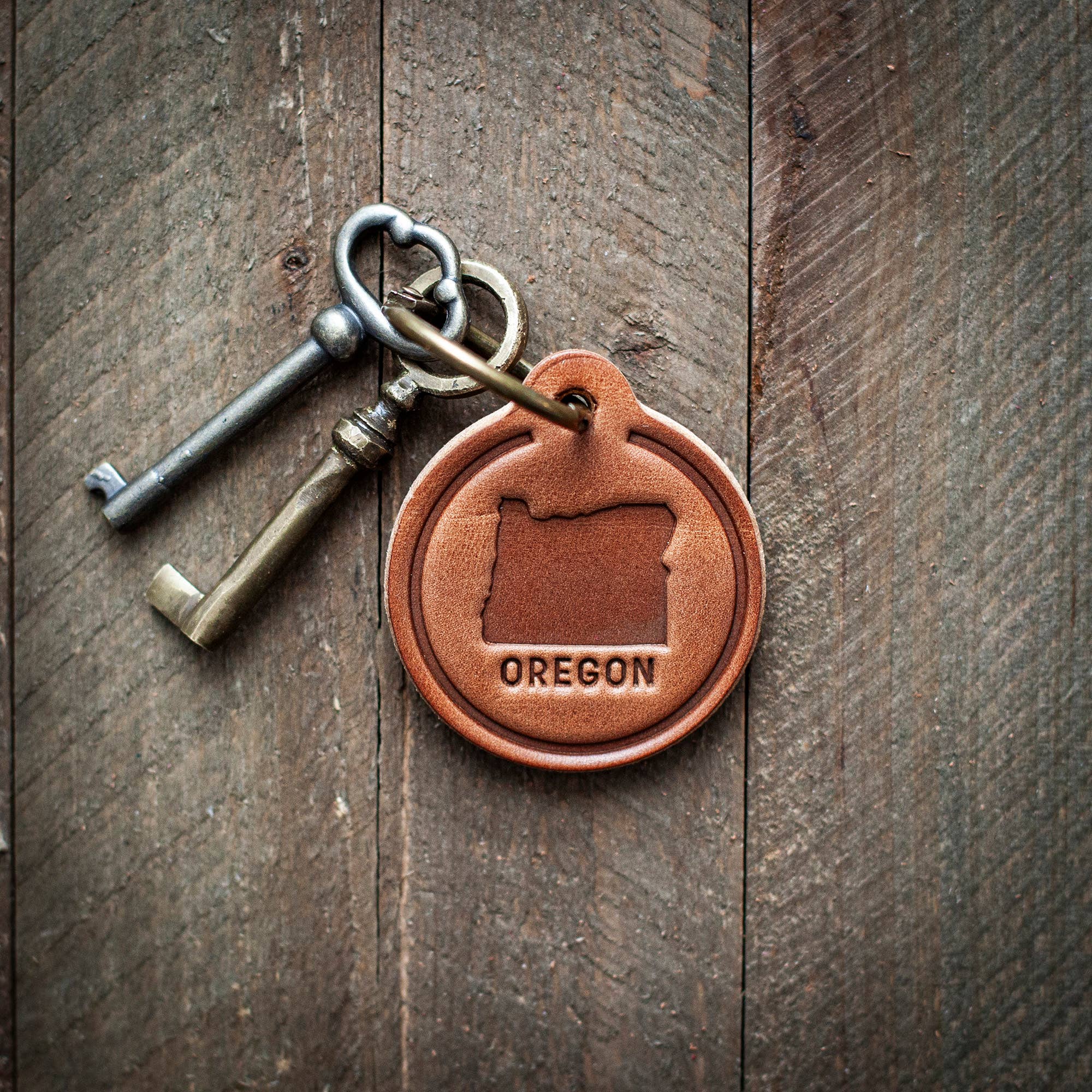 Oregon State Silhouette Leather Keychain Circle