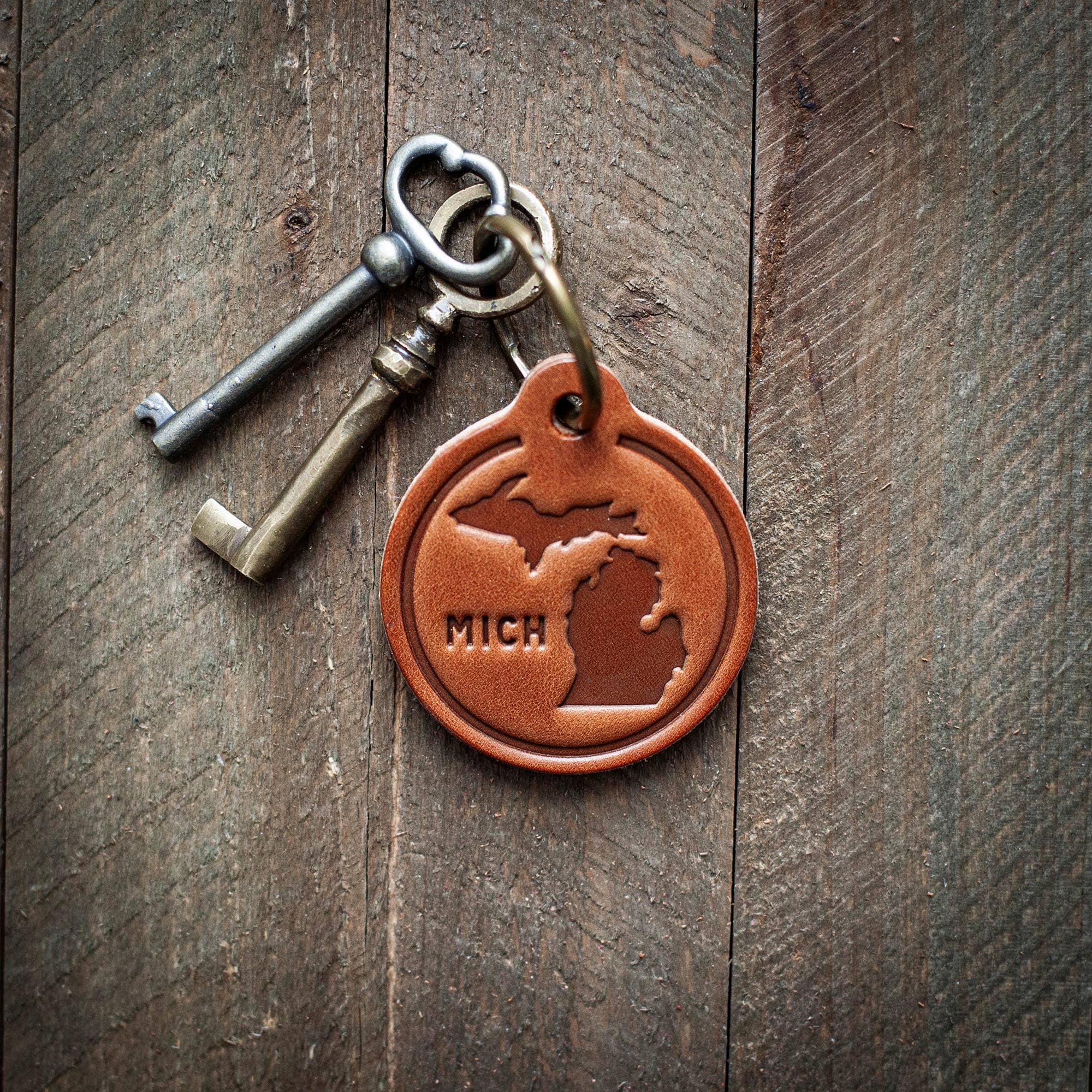 Michigan Silhouette Leather Keychain Circle