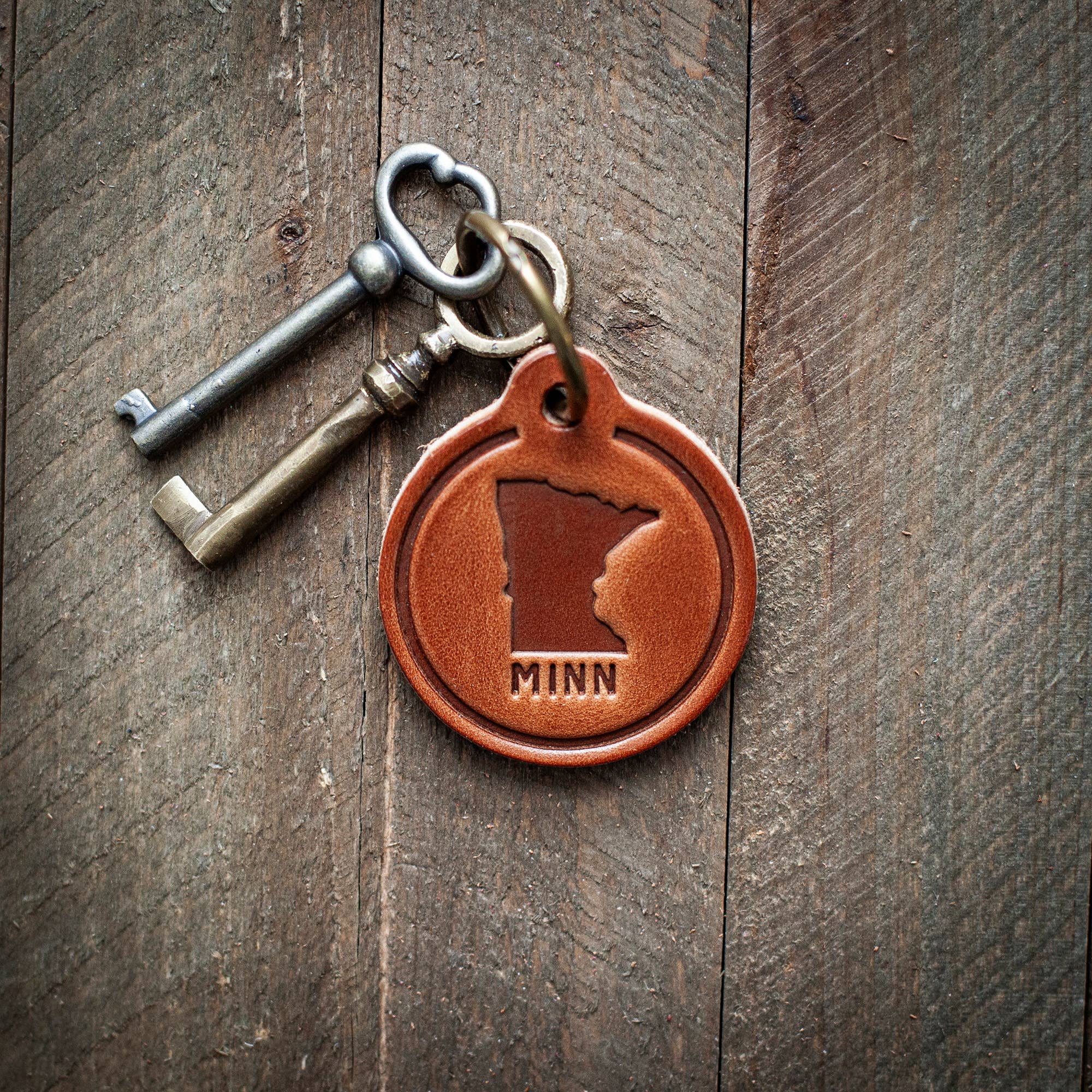 Minnesota Silhouette Leather Keychain Circle